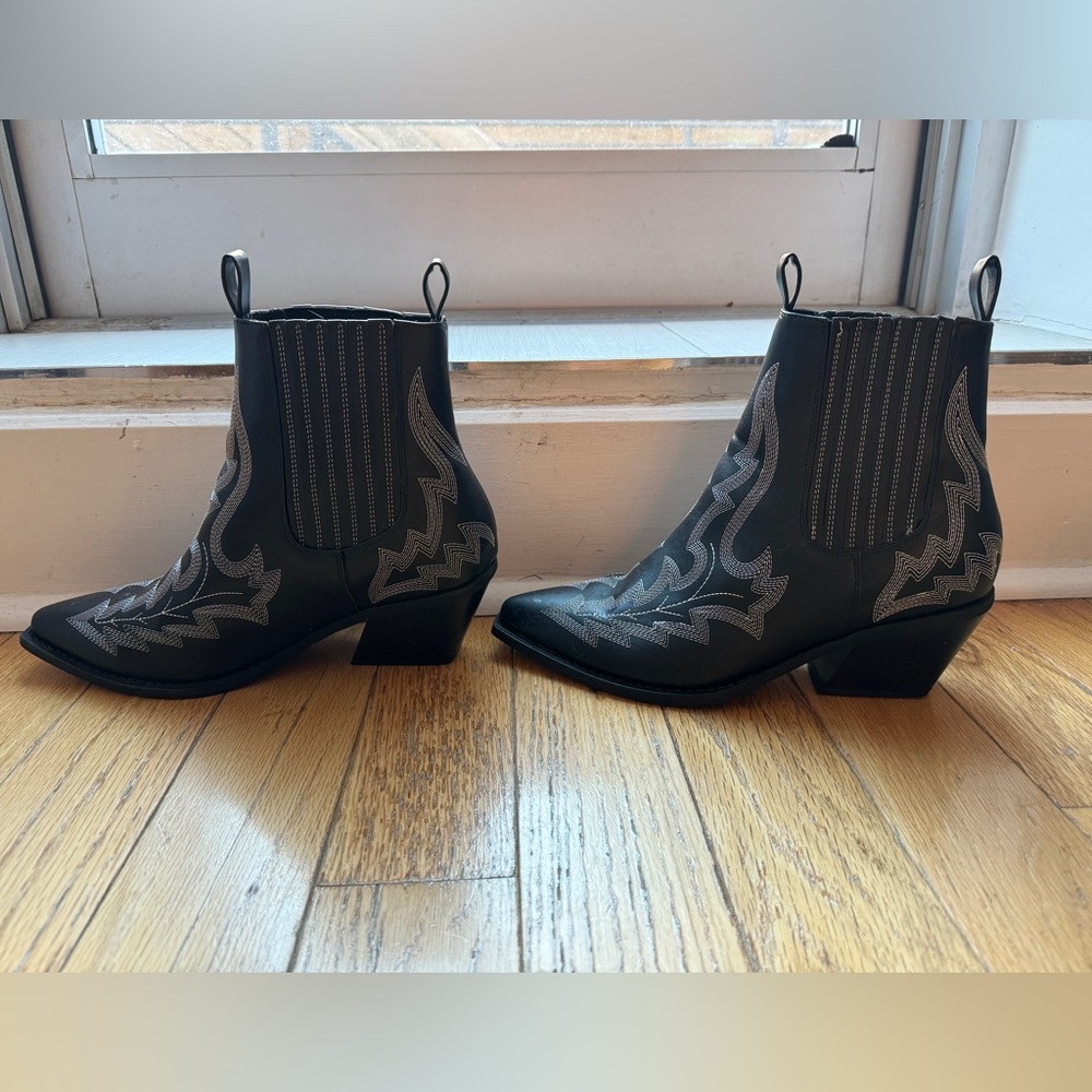 Western style boots with contrast stitching - size 10